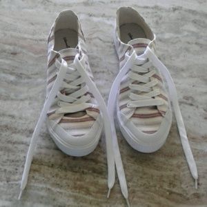 Woman's June Canvas Lace Up Sneakers 9 NWOT